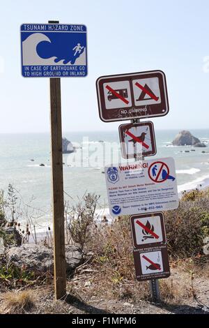 Eine Gruppe von Warnzeichen direkt an einem Strand in Nord-Kalifornien. Stockfoto