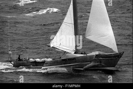 AJAX-NEWS-FOTOS - 1982 - ROUTE DU RHUM RACE - TRAGFLÄCHENBOOT TRIMARAN PAUL RICARD (ERIC TABARLY) AM START. FOTO: JONATHAN EASTLAND/AJAX REF: 821007 28 Stockfoto