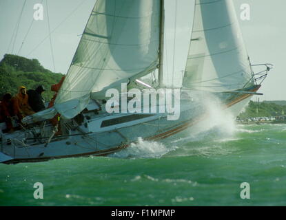 AJAX-NEWS FOTOS - 1985 - COWES, ENGLAND. -FASTNET RACE - EINER DER KLEINEREN EINTRÄGE IN DEN 605 MEILE OCEAN RACE SCHLACHTEN DURCH SCHWERER SEE AM START. FOTO: JONATHAN EASTLAND/AJAX REF: 22506 3 37 Stockfoto