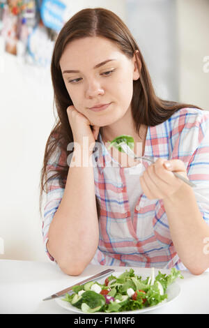 Teenager-Mädchen auf Diät essen Salatteller Stockfoto