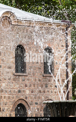 Architektur Detail, ein altes Fenster durch den Brunnen, Sofia, Hauptstadt von Bulgarien erschossen Stockfoto
