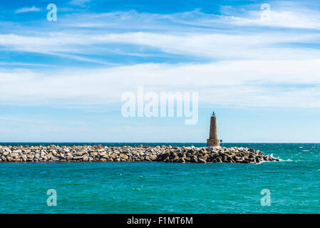 Stein-Leuchtturm am Ende der Mole in Puerto Banus, Marbella, Spanien. Stockfoto