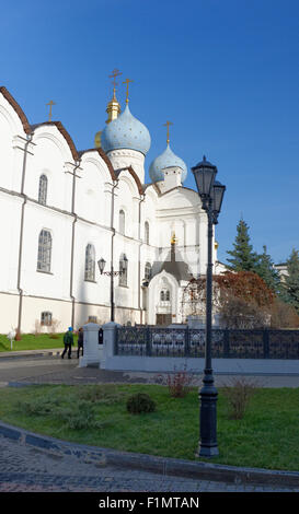 Blauen Kuppeln und klassische Straßenlaternen im Kreml, Kazan, blauer Himmel Stockfoto