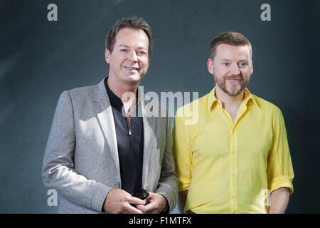 Julian Clary (links), der englische Komiker und Schriftsteller und David Roberts, der britischen Kinder Illustrator an das Edinburgh International Book Festival 2015. Edinburgh, Schottland. 17. August 2015 Stockfoto