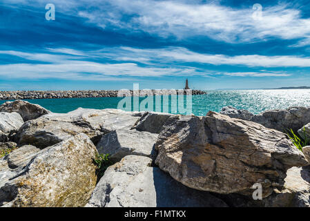 Stein-Leuchtturm am Ende der Mole in Puerto Banus, Marbella, Spanien. Stockfoto