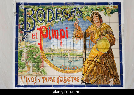 El Pimpi, Zeichen der bemalten Fliesen in Bodegas El Pimpi Bar Restaurant, andalusien, Malaga. Spanien. Stockfoto