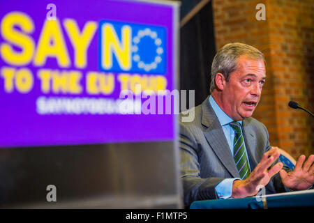 London, UK. 4. September 2015. Die UKIP stellvertretender Leiter Paul Nuttall MdEP, UKIP Führer Nigel Farage starten das sagen Nein zum EU-Referendum Tour und UKIPs EU Referendum Kampagne Marsham Street, London 4. September 2015. Bildnachweis: Guy Bell/Alamy Live-Nachrichten Stockfoto