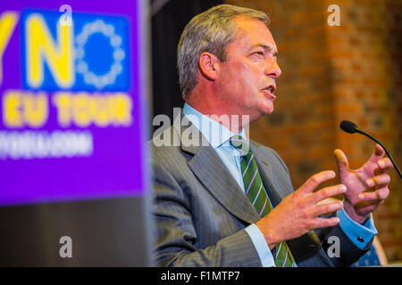 London, UK. 4. September 2015. Die UKIP stellvertretender Leiter Paul Nuttall MdEP, UKIP Führer Nigel Farage starten das sagen Nein zum EU-Referendum Tour und UKIPs EU Referendum Kampagne Marsham Street, London 4. September 2015. Bildnachweis: Guy Bell/Alamy Live-Nachrichten Stockfoto