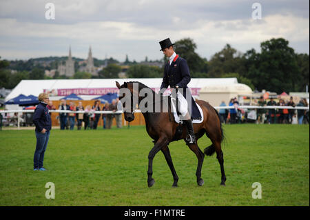 Stamford, Lincs, UK. 4. September 2015. Der Land Rover Burghley Horse Trials. William Fox-Pitt Reiten Fernhill Pimms Aufwärmen vor der Dressur-Phase an Tag2 der 2015 Land Rover Burghley Horse Trials. Der Land Rover Burghley Horse Trials statt 3.-6. September. Bildnachweis: Jonathan Clarke/Alamy Live-Nachrichten Stockfoto