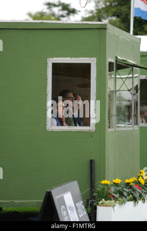 Stamford, Lincs, UK. 4. September 2015. Der Land Rover Burghley Horse Trials. Jonathan Agnew lernen die Intricaces der Dressur an Tag2 der 2015 Land Rover Burghley Horse Trials. Der Land Rover Burghley Horse Trials statt 3.-6. September. Bildnachweis: Jonathan Clarke/Alamy Live-Nachrichten Stockfoto