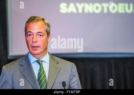 London, UK. 4. September 2015. Die UKIP stellvertretender Leiter Paul Nuttall MdEP, UKIP Führer Nigel Farage starten das sagen Nein zum EU-Referendum Tour und UKIPs EU Referendum Kampagne Marsham Street, London 4. September 2015. Bildnachweis: Guy Bell/Alamy Live-Nachrichten Stockfoto