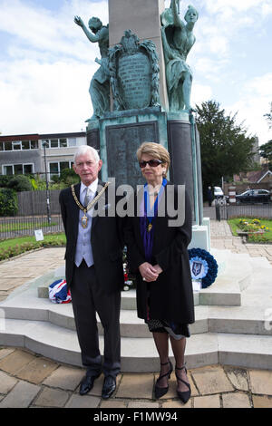 Bromley, UK, 4. September 2015, Stadtrat Alan Collins, stellvertretender Bürgermeister von Bromley zusammen mit seiner Frau besuchen die Enthüllung einer Gedenktafel auf Bromley Town Centre Krieg Memorial von privaten William Kitchener Howells Nam Credit: Keith Larby/Alamy Live News Stockfoto