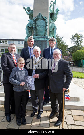 Bromley, UK, 4. September 2015, Stadtrat Alan Collins, stellvertretender Bürgermeister von Bromley besucht die Enthüllung einer Gedenktafel auf Bromley Town Centre Krieg Memorial von privaten William Kitchener Howells Nam Credit: Keith Larby/Alamy Live News Stockfoto