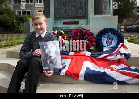 Bromley, UK, 4. September 2015, Ben Howell posiert mit Kränzen und ein Foto in Bromley an eine Enthüllung einer Gedenktafel auf Bromley Town Centre Krieg Memorial von privaten William Kitchener Howells Nam Credit: Keith Larby/Alamy Live News Stockfoto