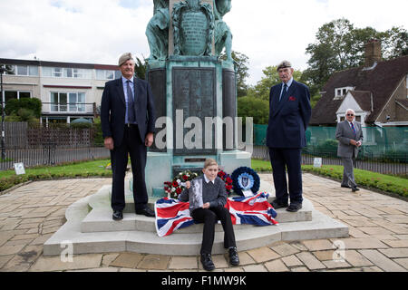 Bromley, UK, 4. September 2015, Geoff Neal, Ben Howell und John Henry bei der Enthüllung einer Gedenktafel auf Bromley Town Centre Krieg Memorial von privaten William Kitchener Howells Nam Credit: Keith Larby/Alamy Live News Stockfoto