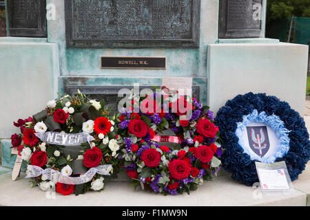 Bromley, UK, 4. September 2015, drei Kränze niedergelegt wurden, bei der Enthüllung einer Gedenktafel auf Bromley Town Centre Krieg Memorial von privaten William Kitchener Howells Nam Credit: Keith Larby/Alamy Live News Stockfoto