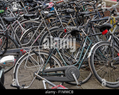 Fahrräder in der Amsterdamer Innenstadt. Stockfoto