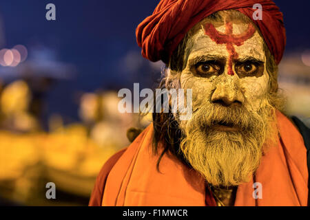 Porträt von einem indischen Sadhu tragen traditionelle Kleidung in Varanasi, Uttar Pradesh, Indien. Stockfoto