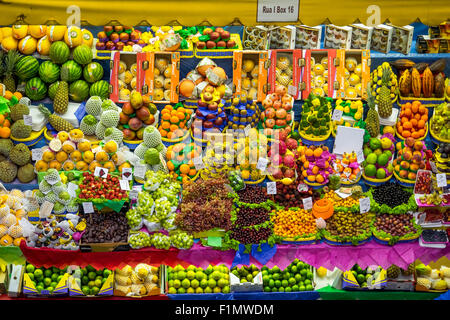 Bunte frisches Obst stehen bei der traditionellen Markthalle (Mercado Municipal), oder Mercadao, in Sao Paulo, Brasilien. Stockfoto
