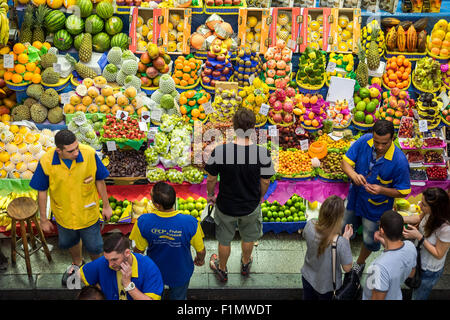 Menschen-einkaufen auf dem traditionellen Markthalle (Mercado Municipal) oder Mercadao, in Sao Paulo, Brasilien. Stockfoto