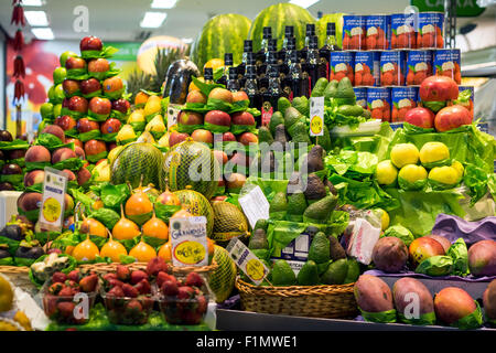 Bunte frisches Obst stehen bei der traditionellen Markthalle (Mercado Municipal), oder Mercadao, in Sao Paulo, Brasilien. Stockfoto