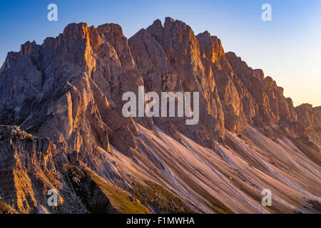 Sonnenuntergang Sonnenlicht auf die Geisler Berg Gruppe. Naturpark Puez-Geisler. Das Villnösser Tal. Die Grödner Dolomiten. Italienische Alpen. Europa. Stockfoto