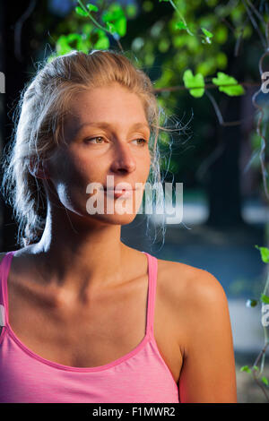 seitliche Kopf Porträt von einem lächelnden blonden Frau mittleren Alters in der Seite Fensterlicht Stockfoto
