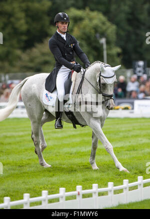 Stamford, Lincs, UK. 4. September, phase 2015.Paul Tapner (AUS) und Kilronan [#86] während die Dressur am zweiten Tag des Wettbewerbs.  Der Land Rover Burghley Horse Trials 2015 Credit: Stephen Bartholomäus/Alamy Live-Nachrichten Stockfoto