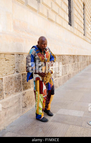 Bunt gekleidet afrikanischen Saxophonist, spielen auf der Straße in Malaga, Andalusien, Spanien. Stockfoto