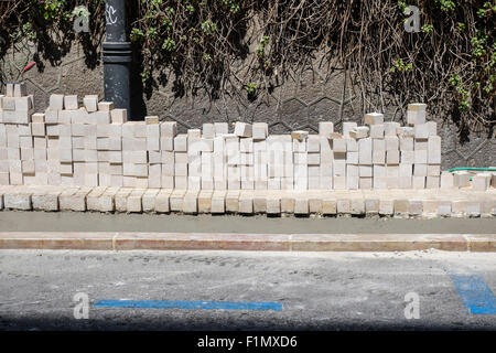 Kubische Ziegel gestapelt für Maurer, Bürgersteig, Malaga, Spanien zu beenden. Stockfoto