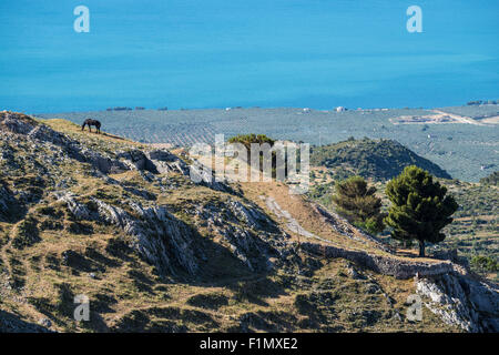 Blick auf die Küste von Monte Gargano am Monte Saint'Angelo auf der Gargano Halbinsel, Apulien, Süditalien Stockfoto