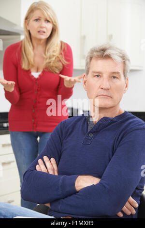 Älteres Paar mit Arguement zu Hause Stockfoto