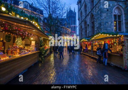 Leute, die Spaß auf dem Weihnachtsmarkt in Gent. Stockfoto