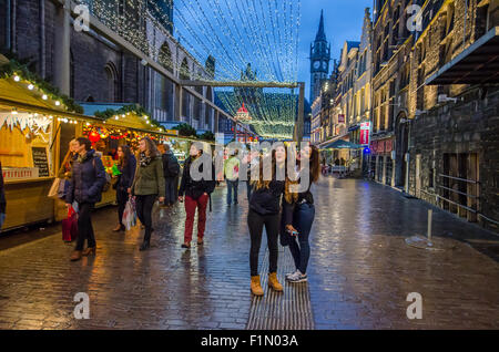 Leute, die Spaß auf dem Weihnachtsmarkt in Gent. Stockfoto