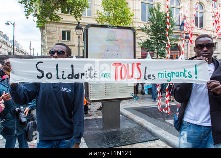 Paris, Frankreich. Solidaritätsdemonstration mit afrikanischen Einwanderern, Migranten lagerten vor den Schildern der Group Holding, Immigrantenarbeit, schwarze Gemeinschaft paris Stockfoto