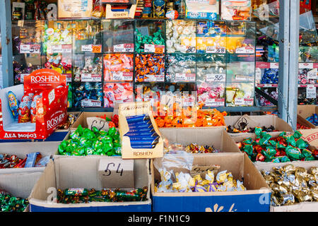 UKRAINE, Kiew - 12. Dezember 2012: Verschiedene Süßigkeiten Candy ist auf Anzeige im lokalen Markt. Stockfoto