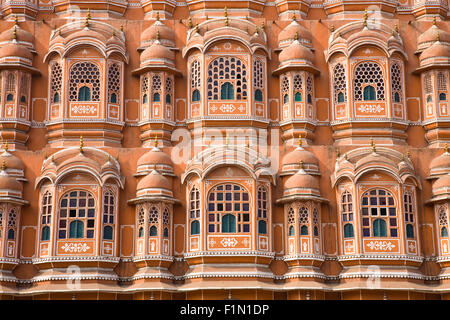 Ein Detail der Fassade des rosa Hawa Mahal gesehen von der Straße in die Stadt Jaipur in Rajasthan, Ostindien Stockfoto