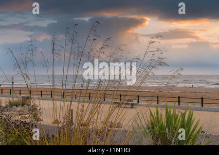 Sonnenaufgang über dem Meer Stockfoto