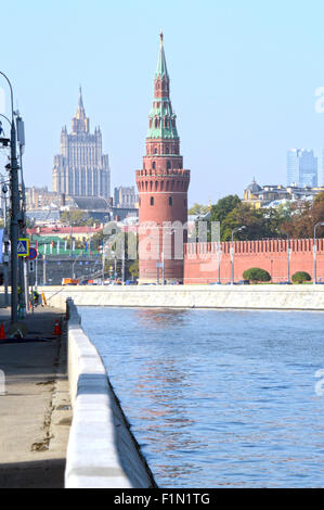 Der Moskauer Kreml Moskau Fluss der Kreml Mauer Raushskaya Damm Stockfoto