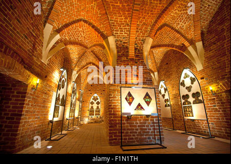 Kirche mit gewölbter Decke und Glasfenster im Innenbereich Stockfoto