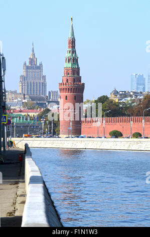 Der Moskauer Kreml Moskau Fluss der Kreml Mauer Raushskaya Damm Stockfoto