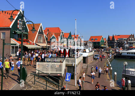 Touristen und Einheimische an Volendam Promenade. Volendam ist eine berühmte Kleinstadt Attraktion dank seine Trachten, port Stockfoto