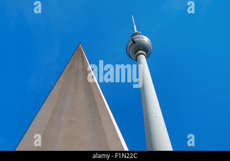 Der berühmte Fernsehturm am Alexanderplatz in Berlin, Deutschland Stockfoto