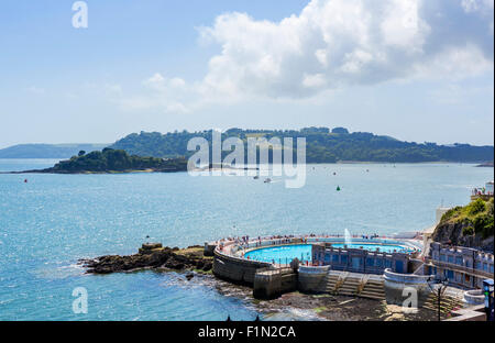 Die 1930er Jahre Tinside Lido mit der Hacke mit Drake Island in die Ferne, Plymouth, Devon, England, UK Stockfoto