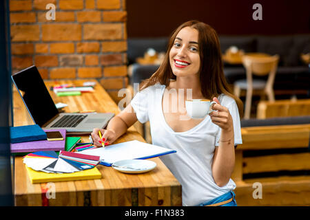 Arbeits- oder Studing im café Stockfoto