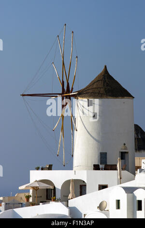 Eines der typischen Windmühlen in Oia auf Santorin Stockfoto