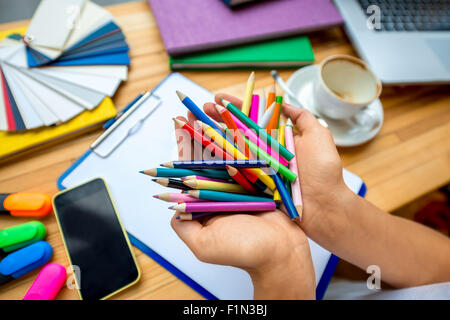 Halten Sie bunte Bleistifte Stockfoto