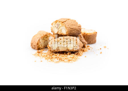 Italienische Cantuccini Cookie mit Mandel-Füllung. Studioaufnahme, isoliert auf weißem Hintergrund. Stockfoto