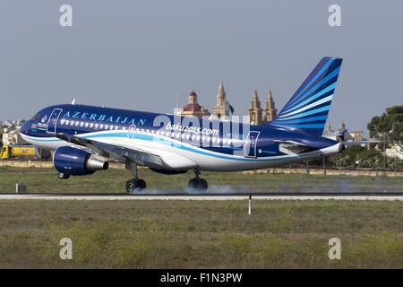 Aserbaidschan Airlines Airbus A319-111 Landebahn 31. Stockfoto