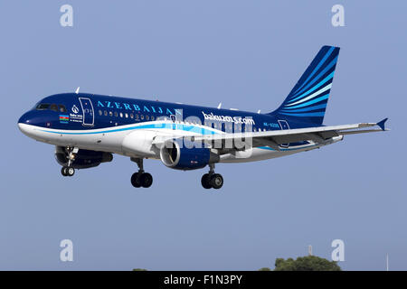 Aserbaidschan Airlines Airbus A319-111 Landebahn 31. Stockfoto